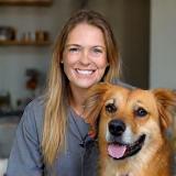 Sophie Turner, smiling with dog